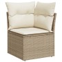 Beige Garten-Sofagarnitur aus Rattan mit cremefarbenen Kissen, Teil eines 6-teiligen Sets.