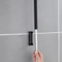 Wenko Edelstahl Boden- und Fensterwischer Rosole mit Wandhalterung an grauer Wand.