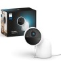 Weiße Philips Hue Secure Kamera mit Standfuß und Verpackung. Kabelgebundene Kamera für die Videoüberwachung.