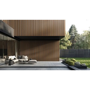 Moderne Hausfassade mit WPC Fassadenverkleidung DUVAR in Teak-Optik.