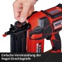 Einhell Akku-Nagler Fixetto: Detailaufnahme der Tiefeneinstellung am Magazin der Nagelpistole.