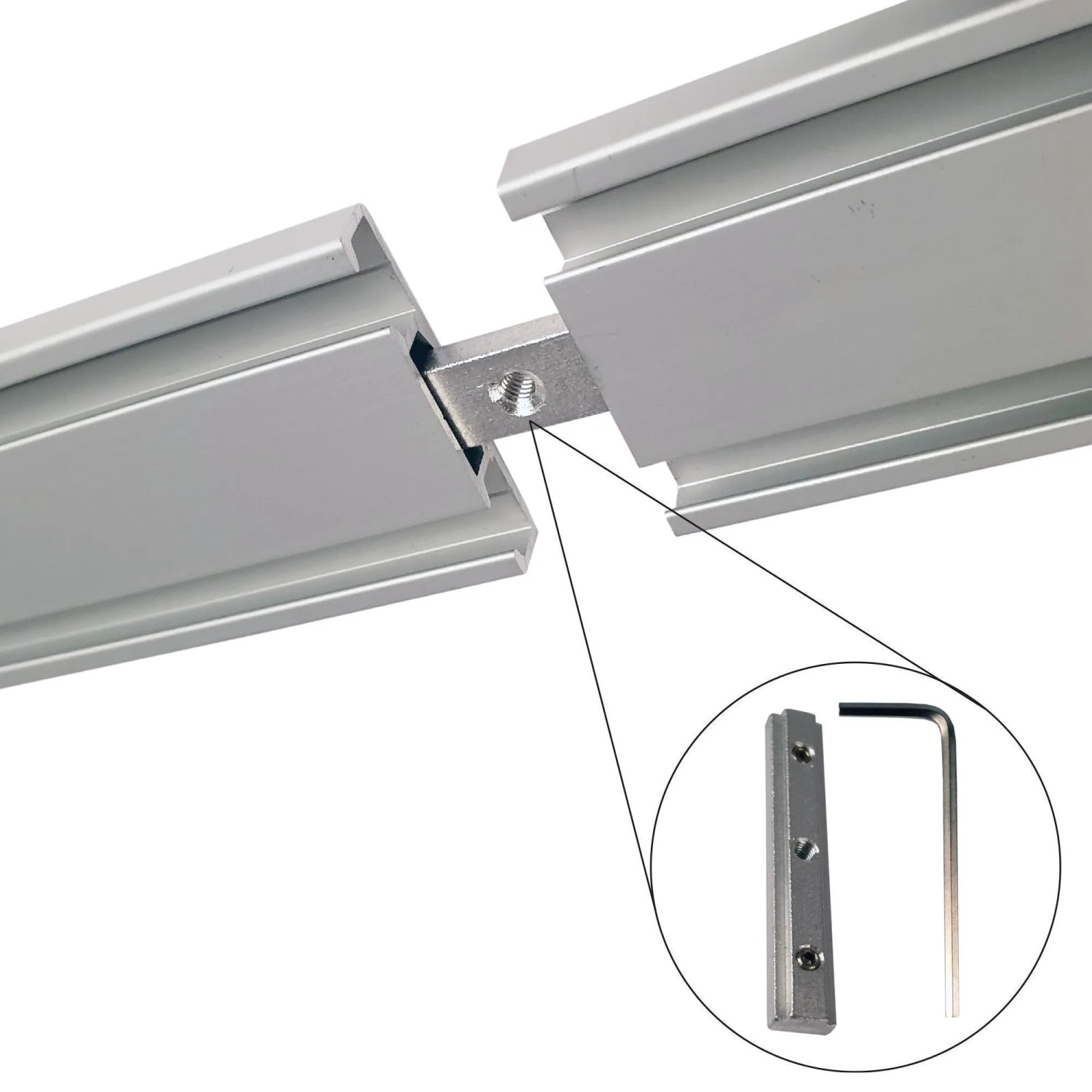 Detailaufnahme: Silberne Bestlivings Gardinenschiene 270 cm aus Aluminium mit Verbinder und Inbusschlüssel.