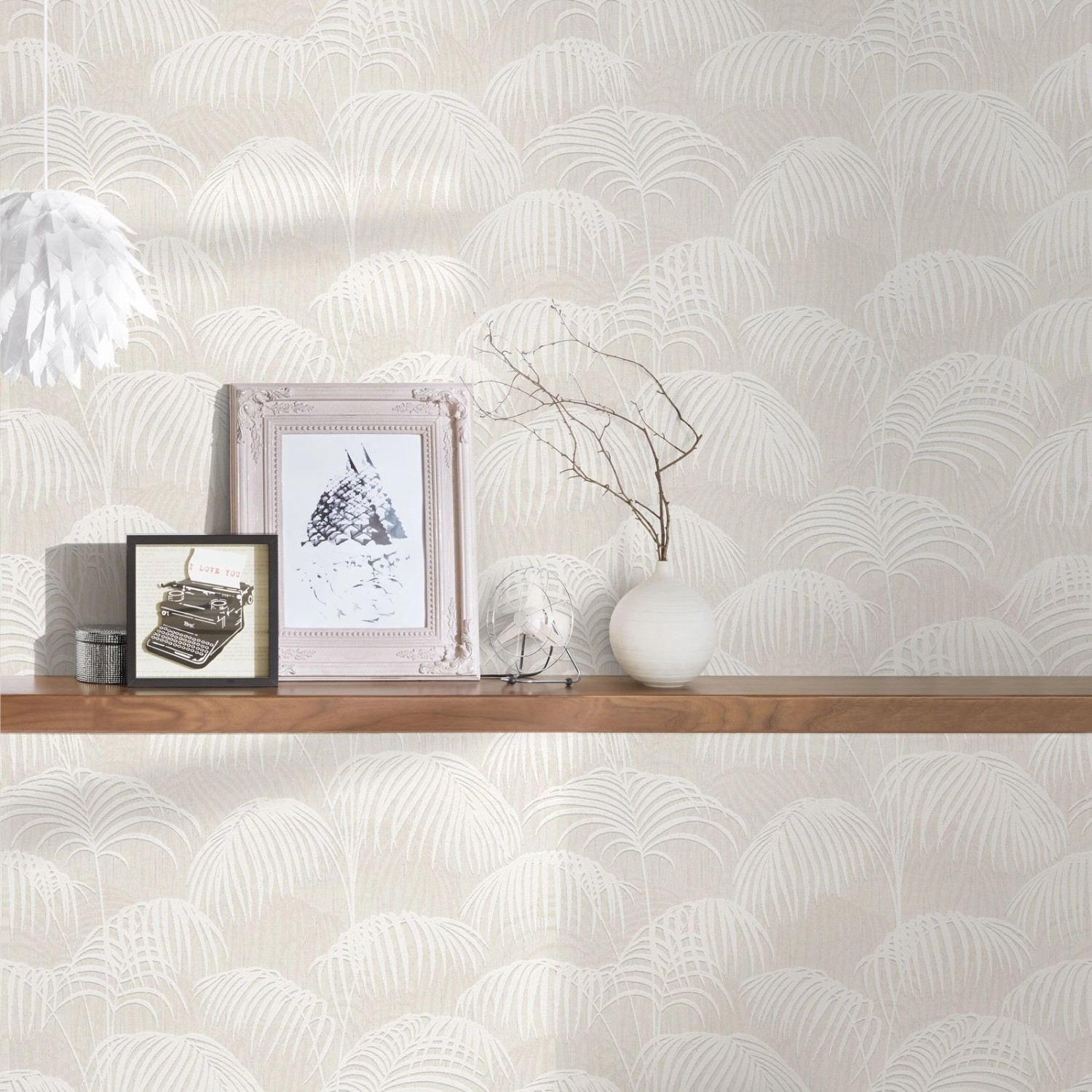 Bricoflor Vliestapete mit Palmenmuster in Grau und Weiß für Wohn- und Schlafzimmer.