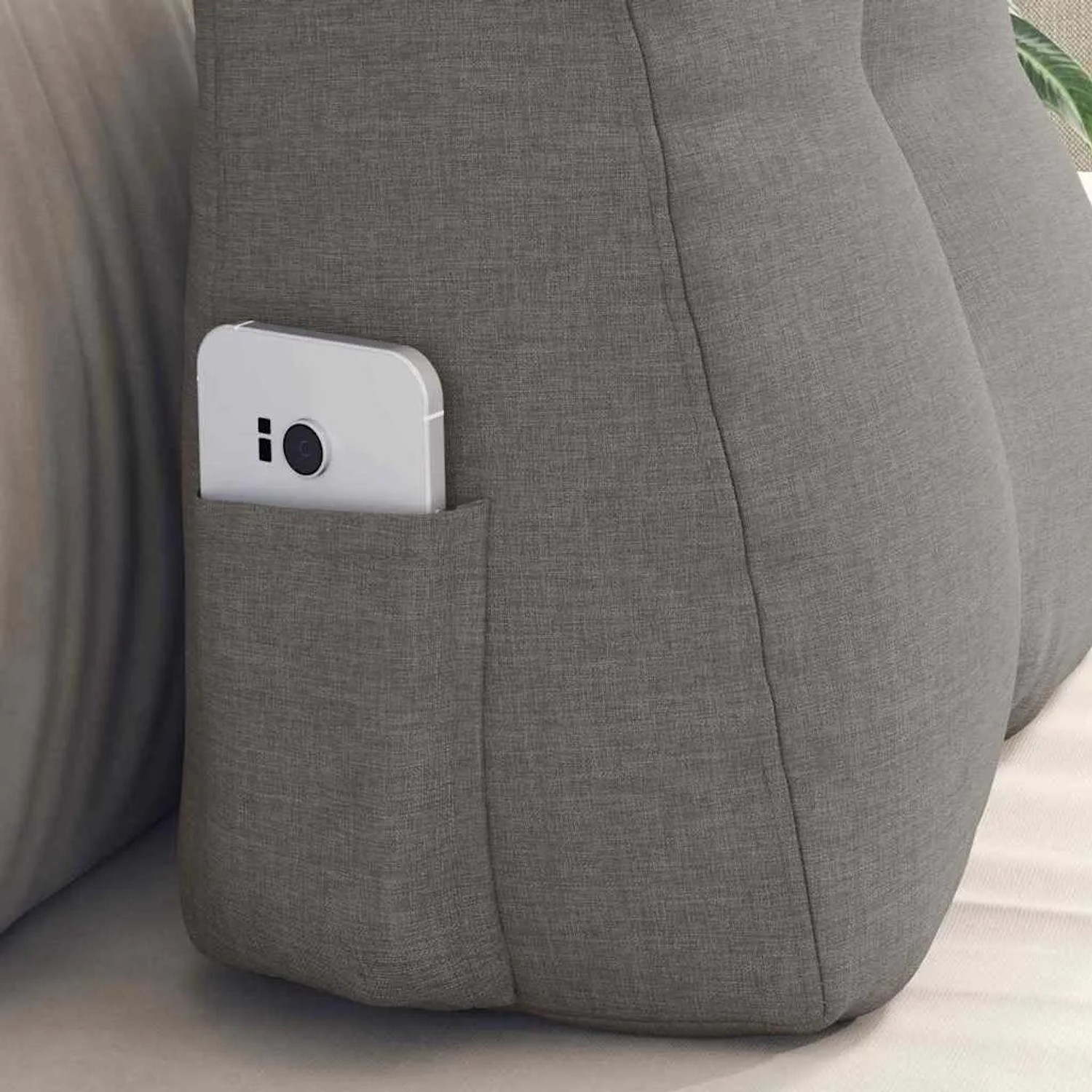 Taupe Rückenkissen (45x24x50 cm) aus Stoff mit Handytasche. Bequemes Kissen für Bett oder Sofa.