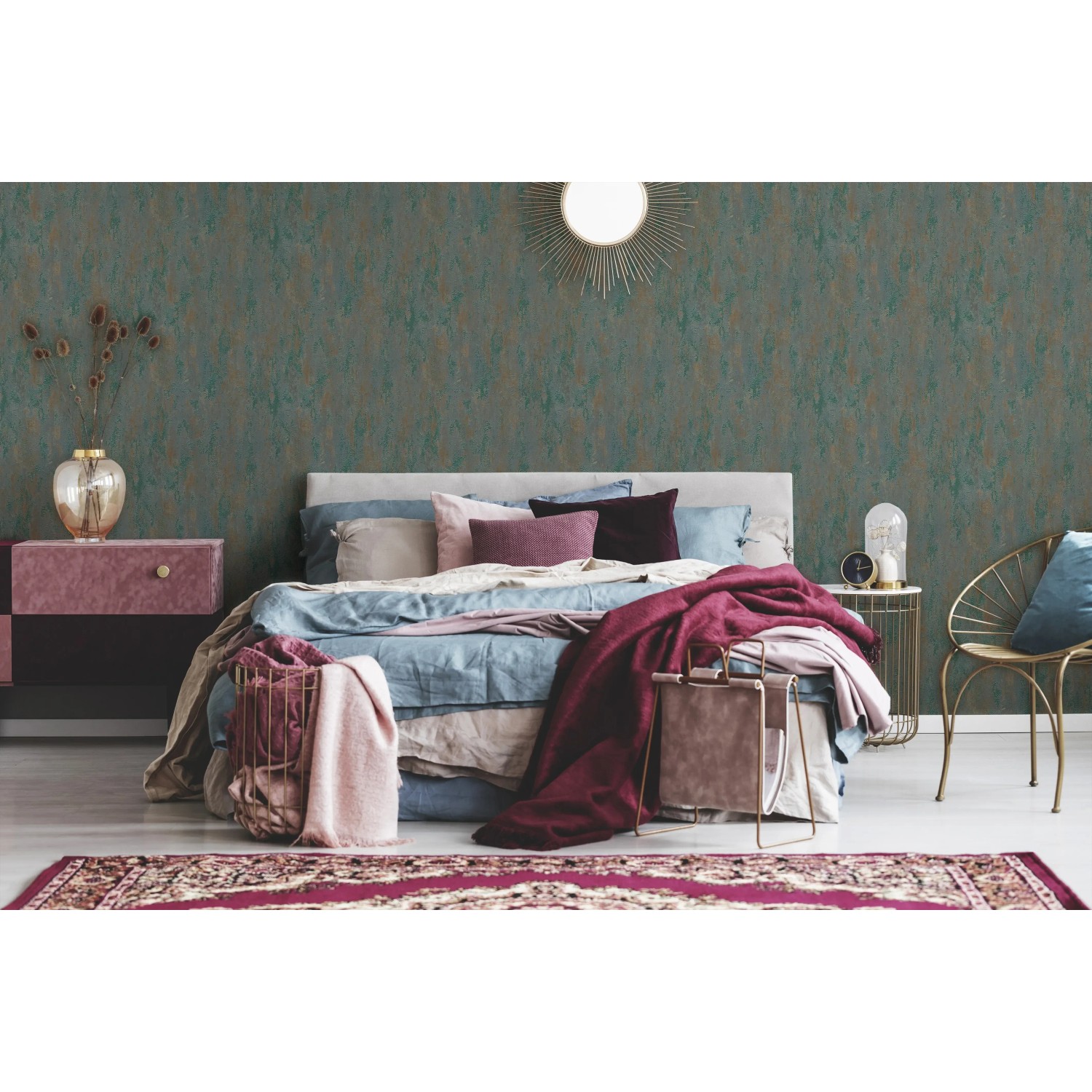 Schlafzimmer mit Vliestapete Trendwall 2 Uni in Rostoptik Grün-Braun.