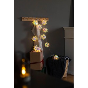 Prisma-Effekt LED-Lichterkette für Innen, 10 warmweiße Sterne, festlich dekoriert an Garderobe und Geschenk.