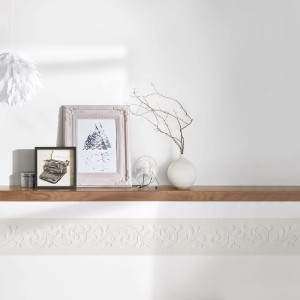 Weiße Bricoflor Tapetenbordüre mit floralem Ornament im Barock Stil für Schlafzimmer und Badezimmer.