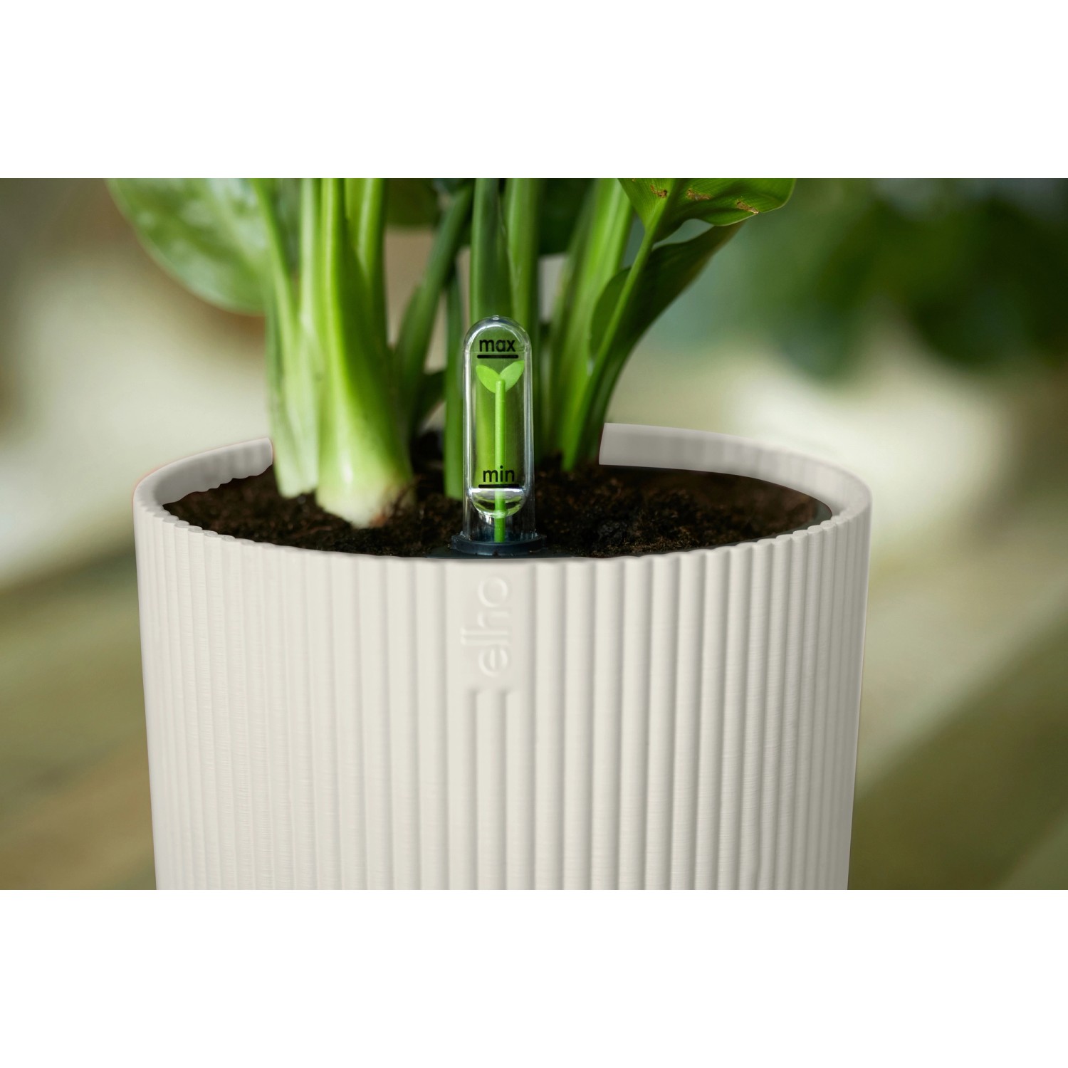 Elho Blumentopf Vibes Fold, Ø 22 cm, seidenweiß, mit Rillenstruktur und Füllstandsanzeiger.