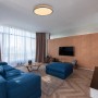 Globo LED-Deckenleuchte Doro, graphitfarben, 450mm, mit Holzoptik-Rahmen, in modernem Wohnzimmer.
