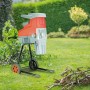 Leisehäcksler C-ELH-2500/44 im Garten mit Ästen. Elektro-Häcksler mit Rollen und Auffangtasche.