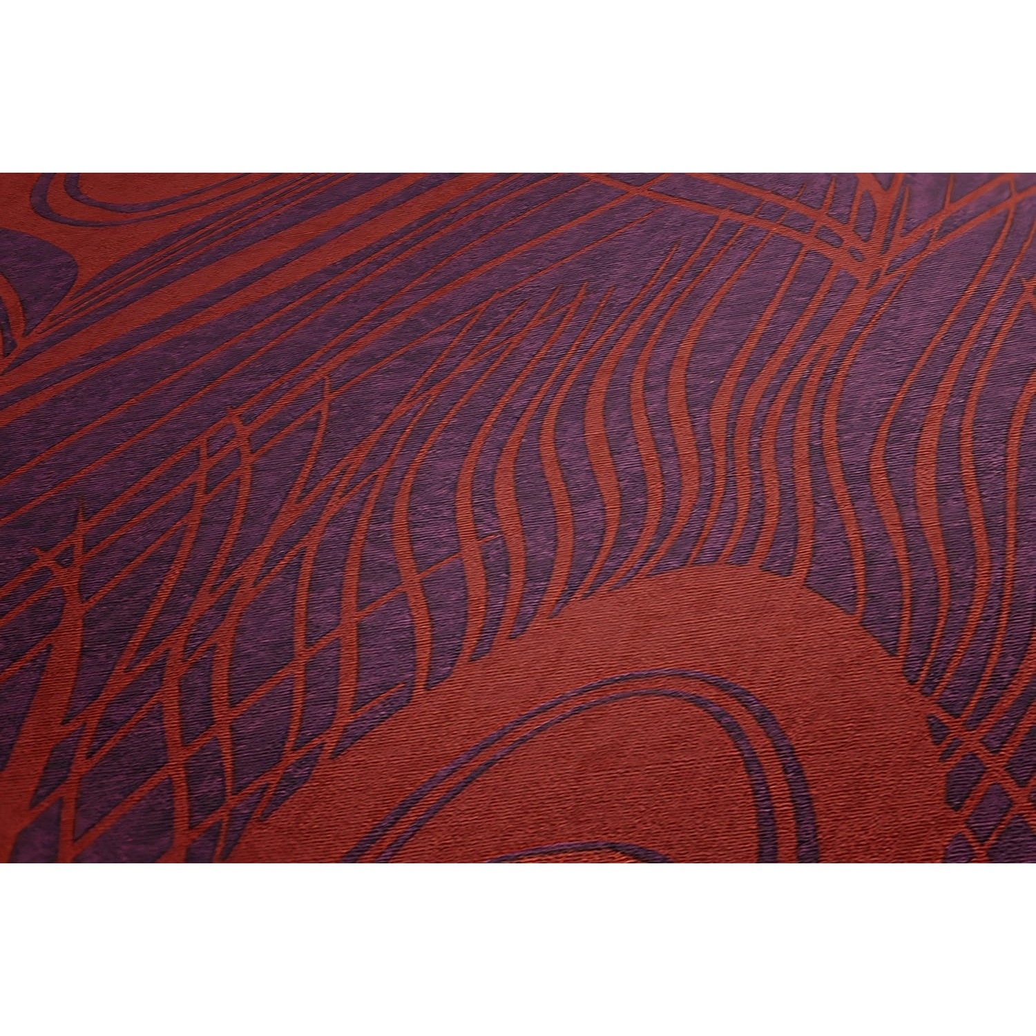 Rot-violette Vliestapete mit Federnmuster in Gold-Optik. Dekorative Tapete für Wohnräume.