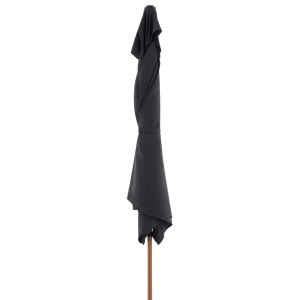 Zusammengebundener, anthrazitfarbener Doppler Balkonschirm Wood mit Holzstiel.