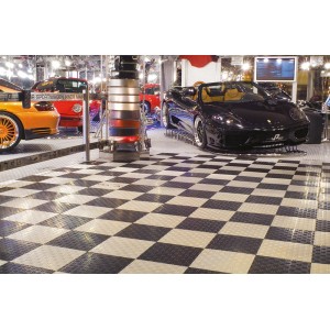 Schwarze Florco Kunststoff-Klickfliesen mit Riffelblechmuster, verlegt in Schachbrettmuster.