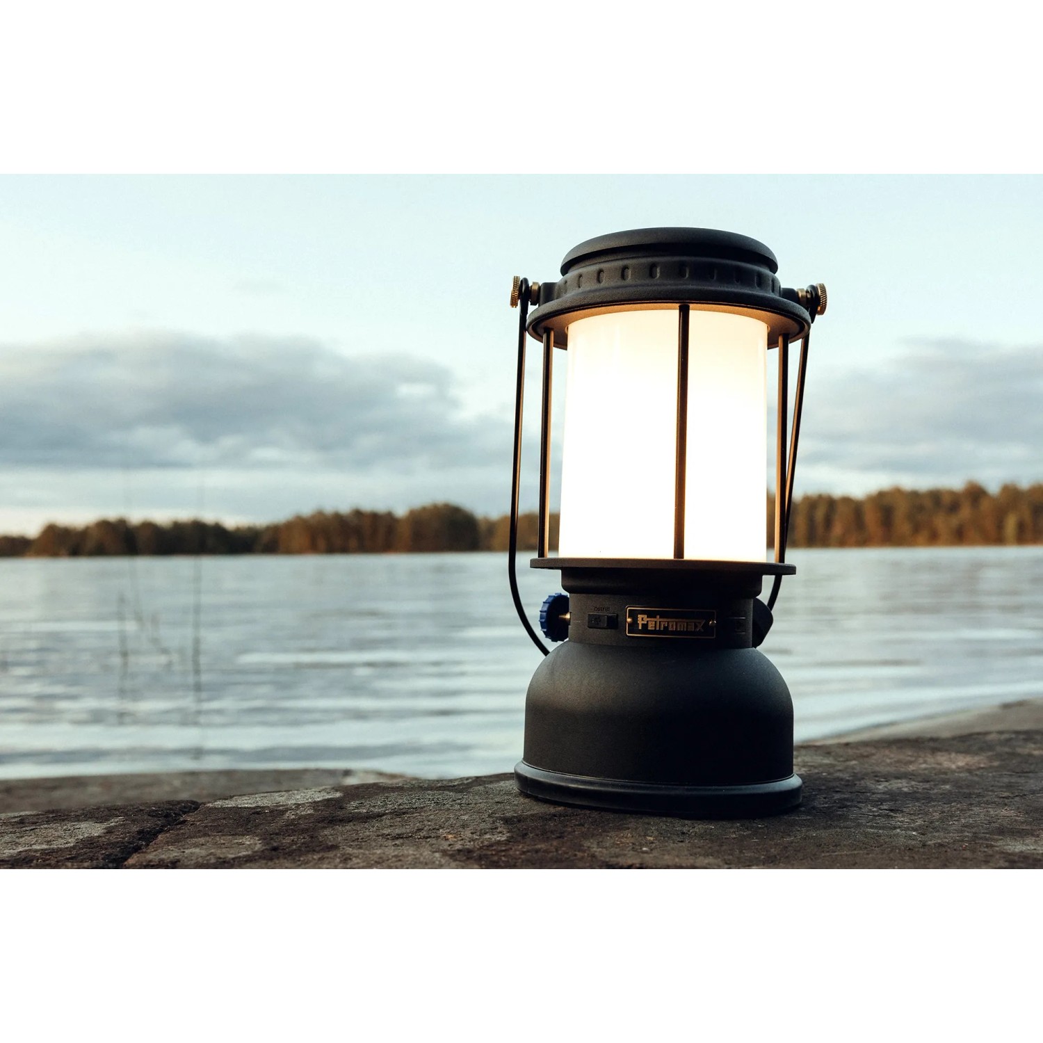 Schwarze Petromax LED-Laterne PX-LM500 mit 160h Leuchtdauer für Camping & Outdoor.