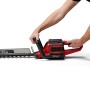 Einhell Akku-Heckenschere GE-CH 36/65 Li-Solo in Nutzung, rot/schwarz. Für präzise Heckenschnitte.