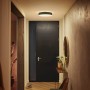Schwarze Philips Hue Enrave M Deckenleuchte mit Dimmer, montiert an einer Decke in einem Flur.