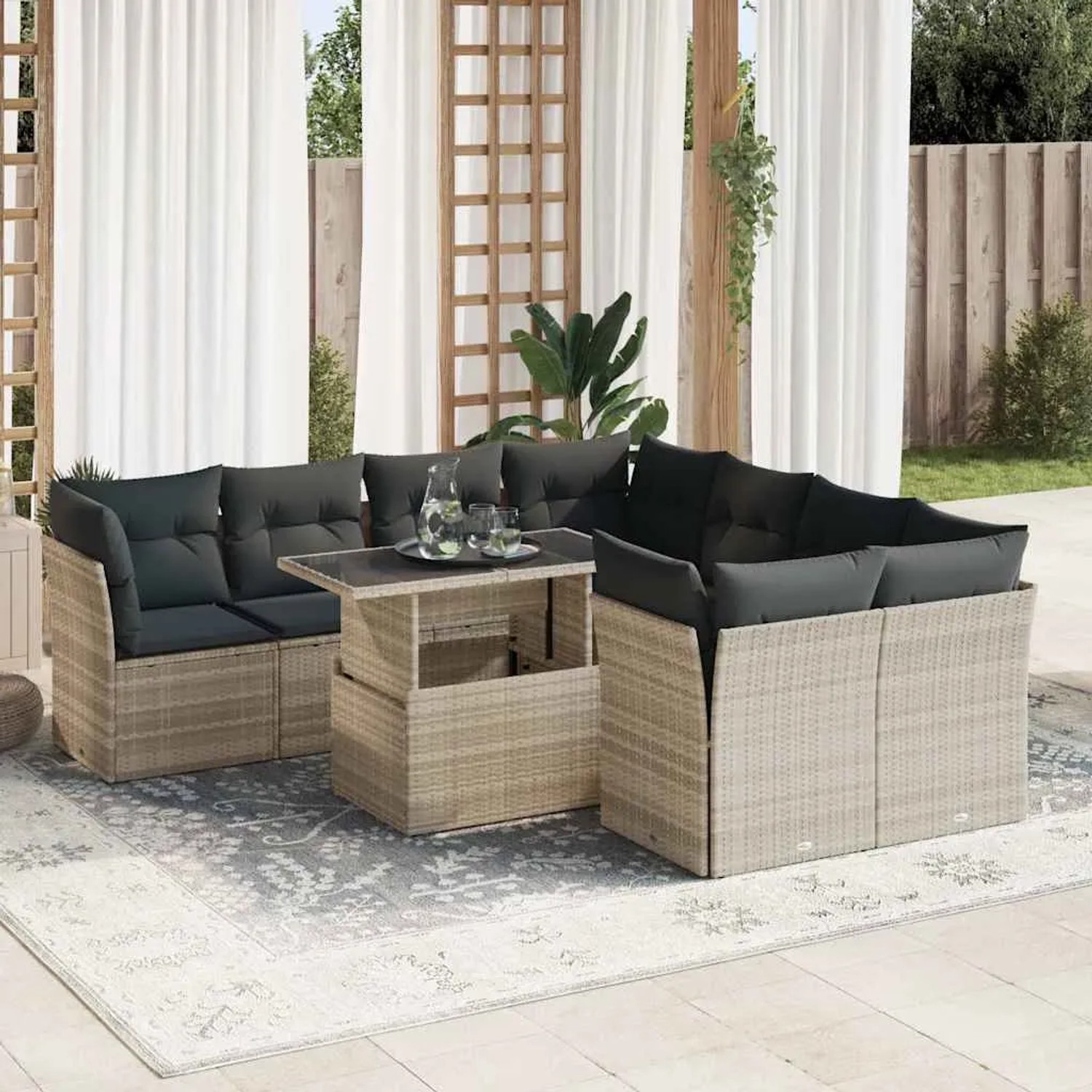 Hellgraue 9-tlg. Garten-Sofagarnitur aus Poly Rattan mit Tisch und dunklen Kissen.