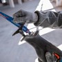Bosch Professional Akku-Säbelsäge GSA 18 V-28 Solo mit eingesetztem Sägeblatt.