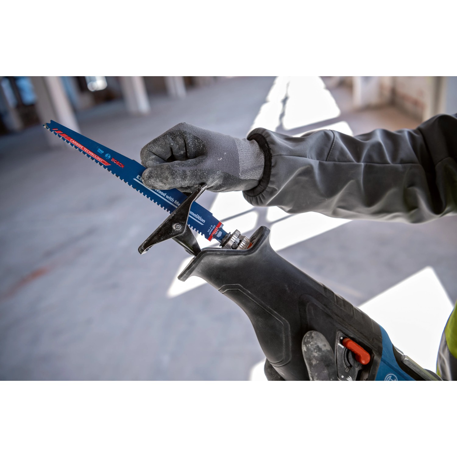 Bosch Professional Akku-Säbelsäge GSA 18 V-28 Solo mit eingesetztem Sägeblatt.