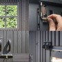 Details des Lifetime Kunststoff-Gerätehauses Stella 4,55 m²: Fenster, Türgriffe, Verriegelung und Wanddetails.