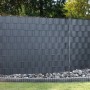Anthrazitfarbener Floraworld PVC-Sichtschutzstreifen im Doppelstabmattenzaun. Blickdicht und wetterfest.