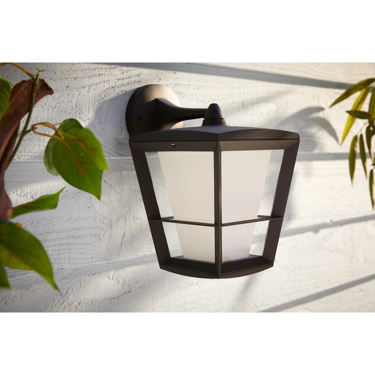 Hängende Philips Hue Econic LED-Laternenleuchte in Schwarz für den Außenbereich.