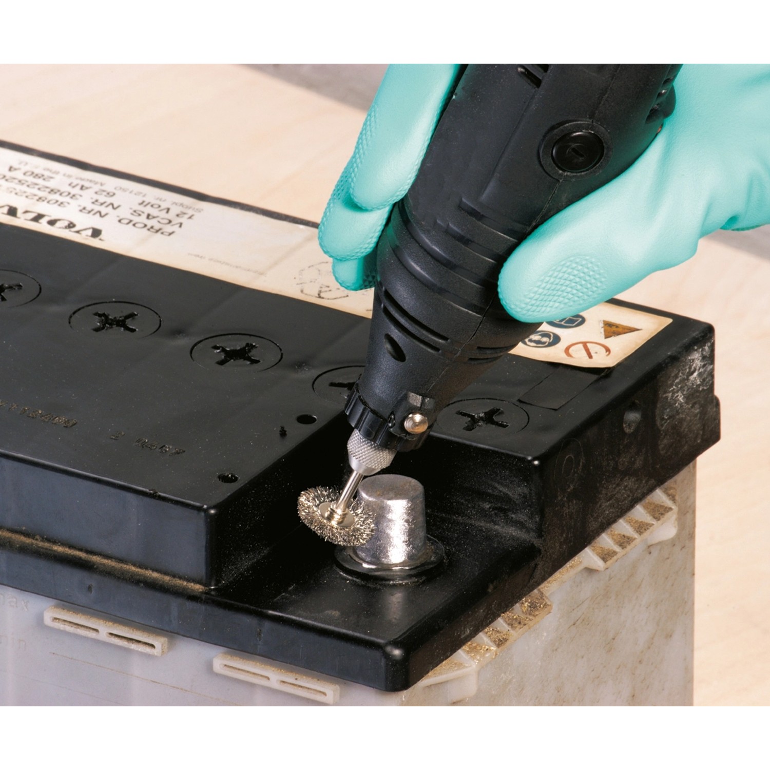 LUX Minitool-Set im Einsatz: Detailaufnahme einer Reinigung mit Miniaturwerkzeug an einer Autobatterie.