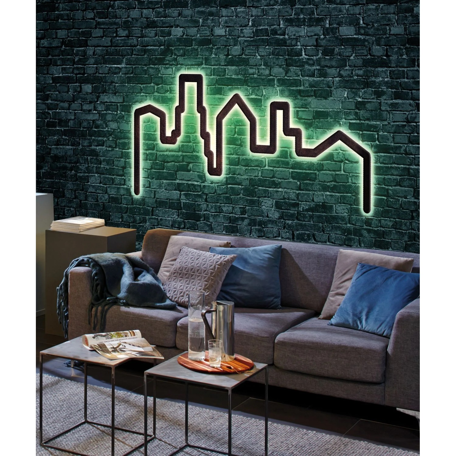 Paulmann FlexLED 3D Basis-Set als grüne Skyline Leuchtschrift an Ziegelwand.