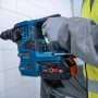 Bosch Professional Akku-Bohrhammer GBH 18V-28 CF in Aktion beim Bohren in Fliesen.