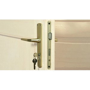 Detailaufnahme: Goldener Türgriff mit Schlüsseln an einem Weka Gartenhaus.