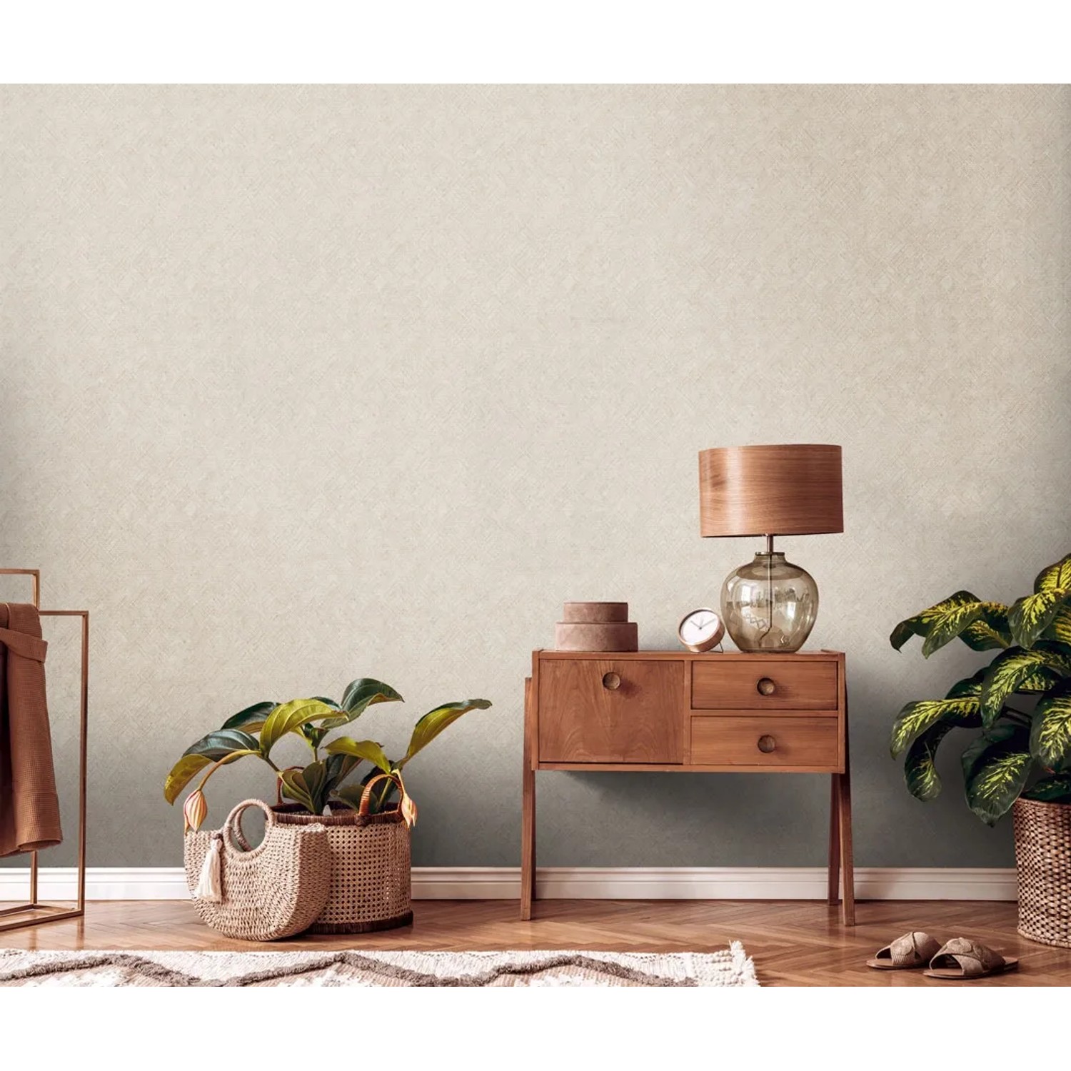 AS-Creation Vliestapete Creme/Silber mit grafischem Metalliceffekt im Wohnraum.