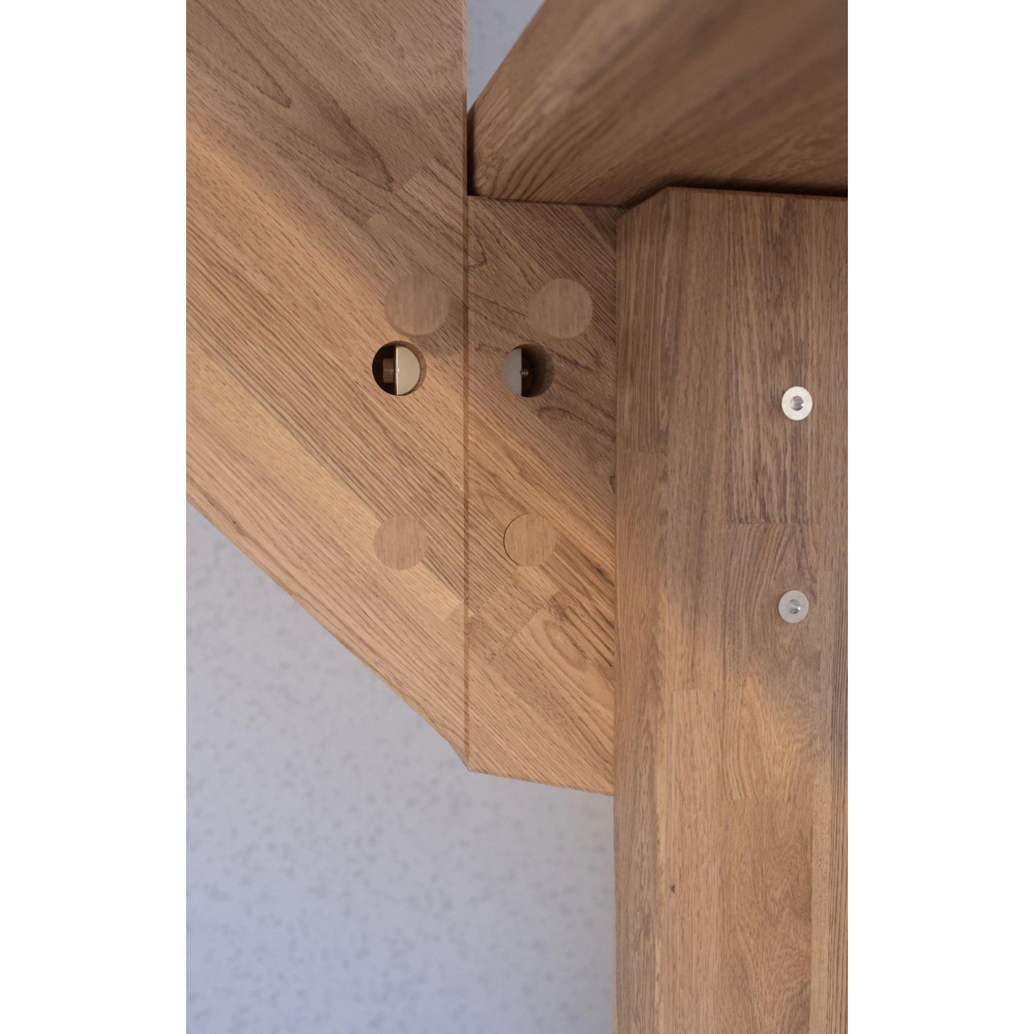 Detailaufnahme: Gewendelte Treppe Lindos Eiche, Holz-Design-Geländer, Verbindungselemente.