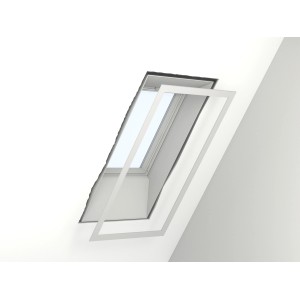 Velux Renovierungskit LSW FK208 mit weißen Abdeckleisten (87mm) für das Innenfutter eines Dachfensters.