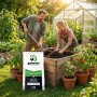 Paar befüllt Hochbeet mit Galamio Tomaten- & Gemüseerde 70l. Tomatenpflanzen wachsen im Garten.