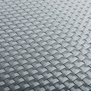 Detailaufnahme des hellgrauen NYVI Balkon Sichtschutz aus Polyrattan.