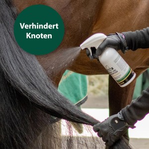 Anwendung: Equisept Schweif- und Mähnenpflege für Pferde wird aufgetragen.