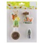 Buntes 4-tlg. Deko-Osterfiguren-Set aus Polyresin: Hase, Schild, Fass und Pflanze.