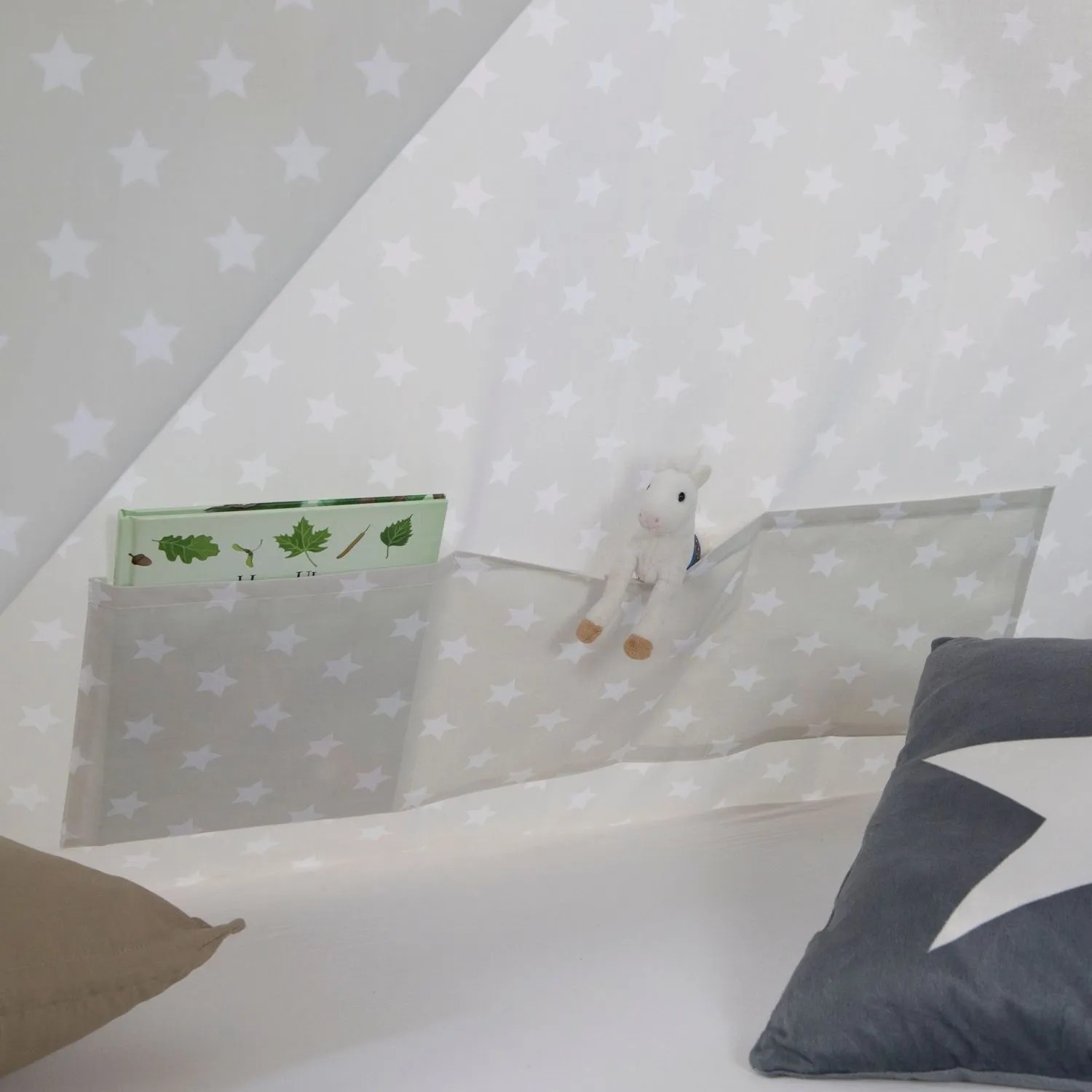 Homestyle4u Kinderbett Tipi innen mit Sternen-Zeltstoff, Aufbewahrungstasche, Buch und Kuscheltier. Gemütliche Schlafhöhle.