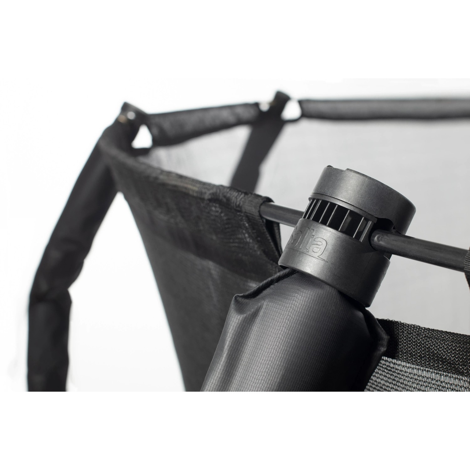 Detailaufnahme Sicherheitsnetz-Befestigung des schwarzen Salta Trampolin First Class ø 487 cm.