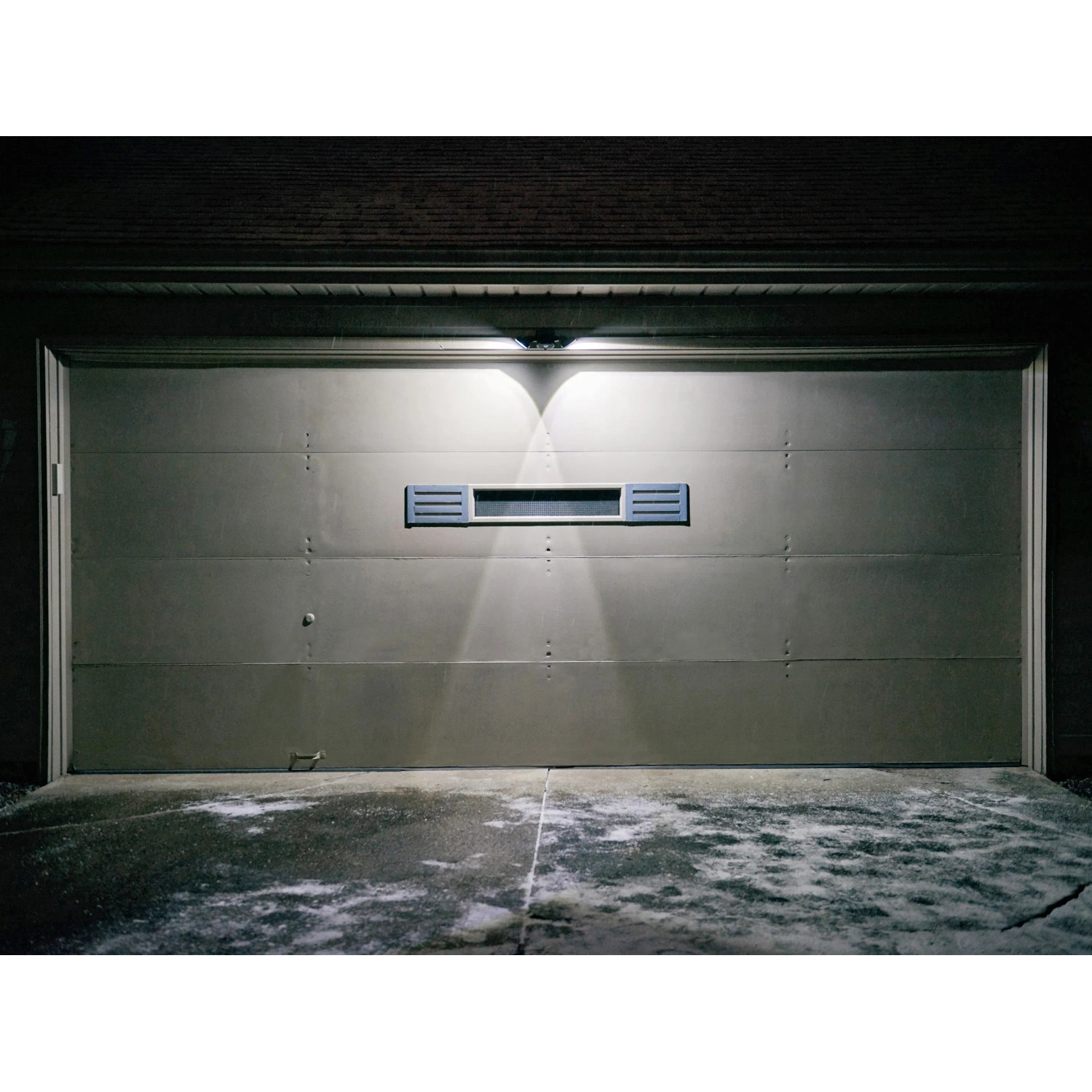 Braune Mr. Beams LED-Außenwandleuchte mit Bewegungsmelder beleuchtet eine Garage.