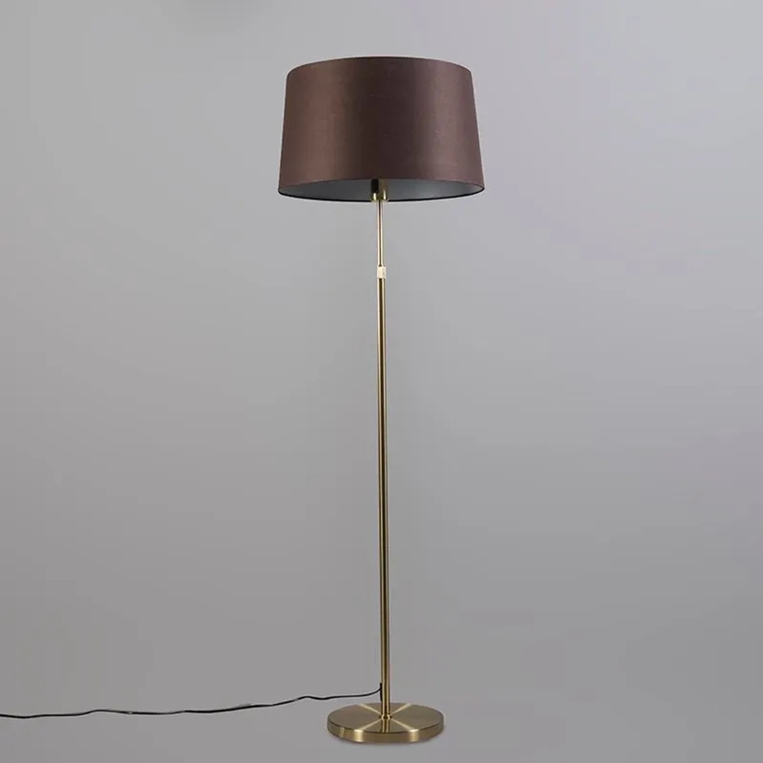 Stehleuchte Parte in Gold/Messing mit braunem Schirm, höhenverstellbar, für Innenräume.