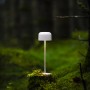 Weiße Konstsmide LED Tischleuchte Lille, 36cm, auf moosbewachsenem Untergrund. Dekoleuchte für Innen & Außen.