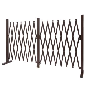 Braunes, ausziehbares Aluminium-Absperrgitter mit Rollen und Standfüßen, ideal für Innen- & Außenbereich.
