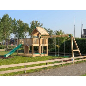Hy-Land Spielgerät P5S aus Kiefernholz mit Rutsche und Doppelschaukelanbau im Garten.