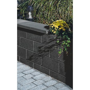 Graue Kann Gartenmauer Abdeckplatte (50x33x5 cm) auf Mauer mit Bepflanzung.