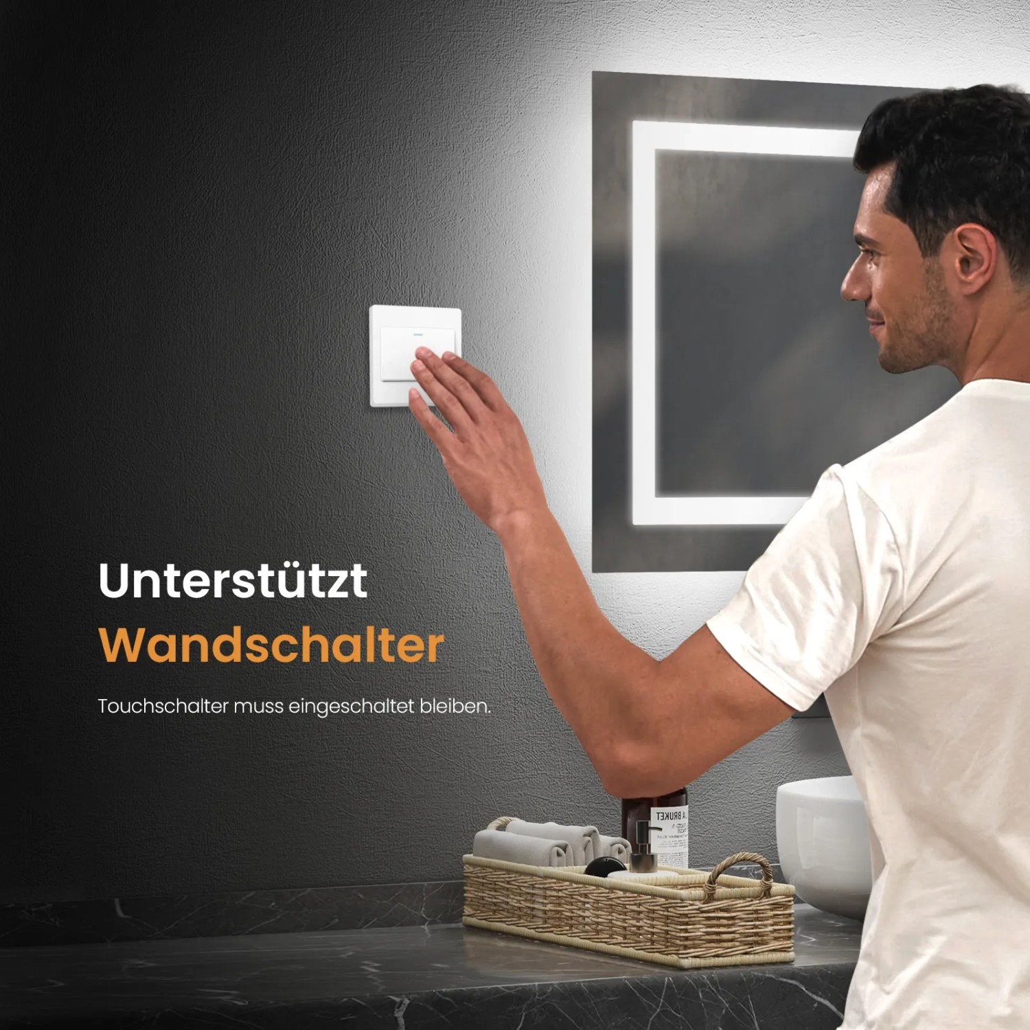 Mann schaltet Emke Badspiegel mit LED Beleuchtung über Wandschalter ein.