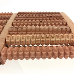 Dewello Fussroller aus Holz mit 2x6 Massagerollen zur Stressreduzierung und Entspannung.