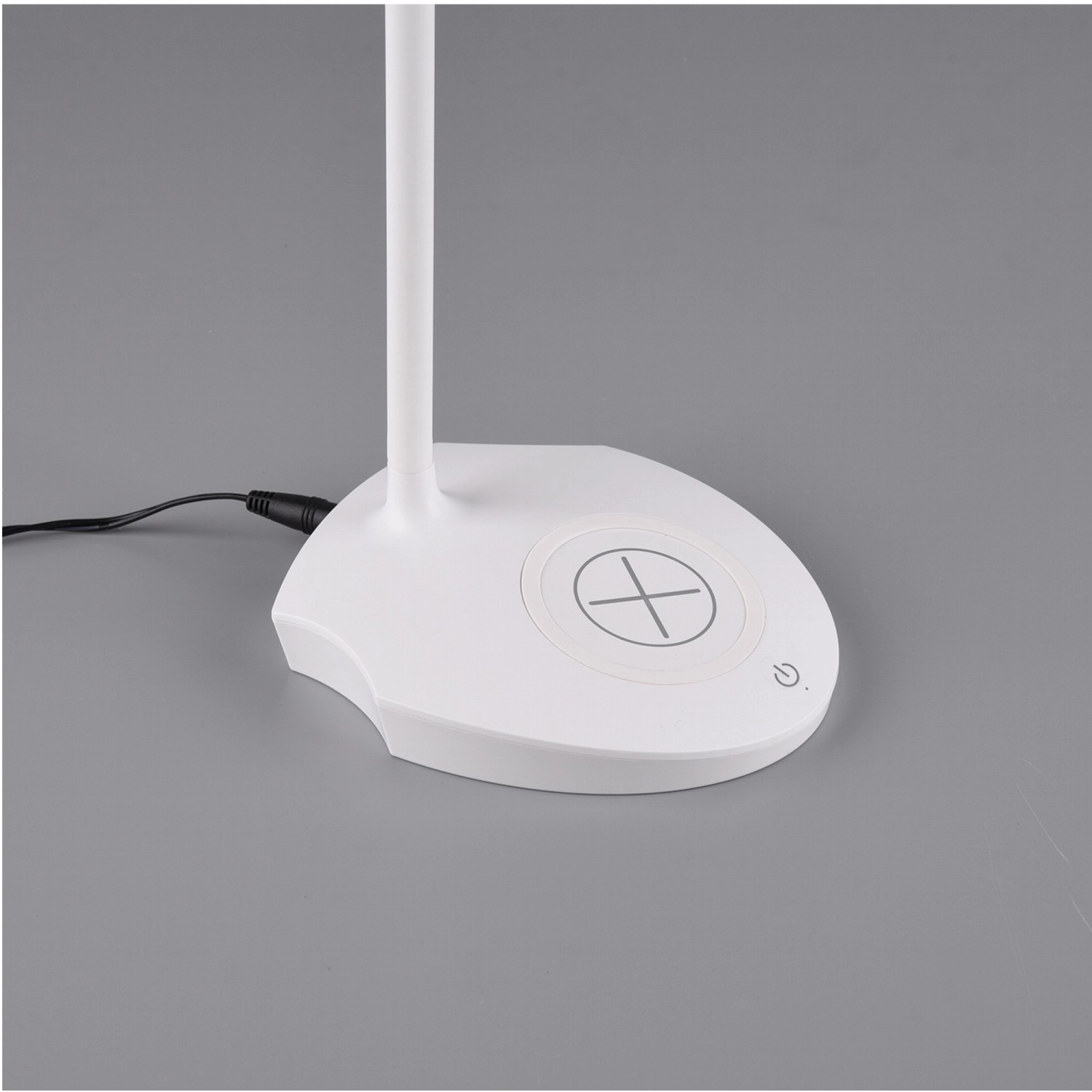 Weiße Reality LED-Touch-Tischlampe Load mit induktiver Ladestation für Smartphones.
