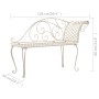 Elegante, antik-weiße Garten-Chaiselongue aus Metall mit dekorativen Details. Gartenmöbel im Vintage-Look.
