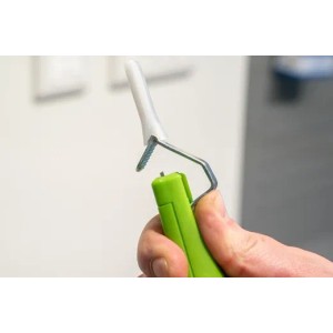 WEICON Kabelmesser 4-28H Green Line beim Abisolieren eines Kabels.